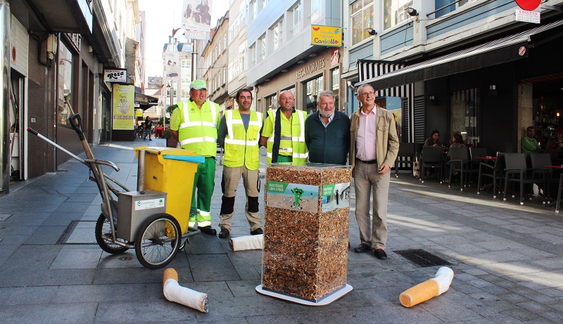O equipo de limpeza viaria recolle cada día máis de 7.000 cabichas das rúas do casco urbano