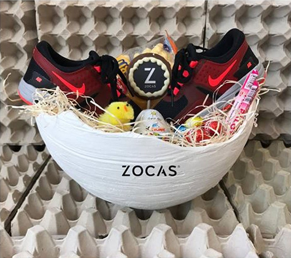 Ovos de Páscua para exposición en tenda de zapatillas deportivas Zocas